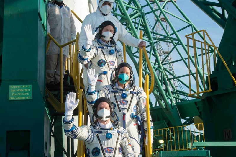 &copy; Reuters. Los miembros de la tripulación de la Estación Espacial Internacional (EEI) abordan la nave espacial Soyuz MS-17