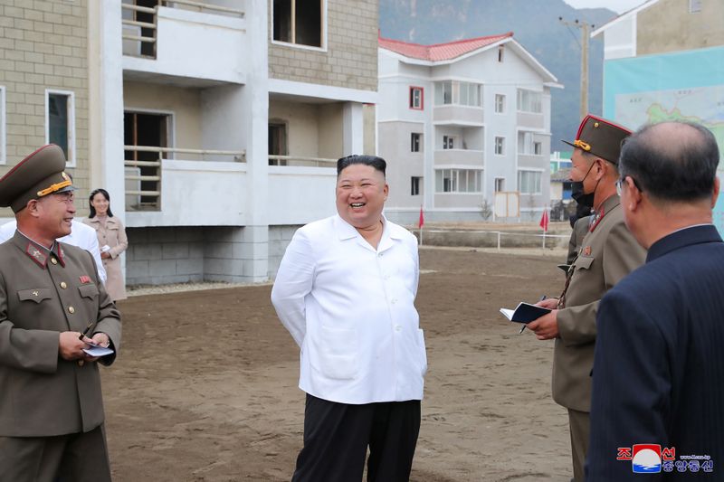 &copy; Reuters. Líder da Coreia do Norte, Kim Jong Un, duerante inspeção a local reconstrução em Kimhwa