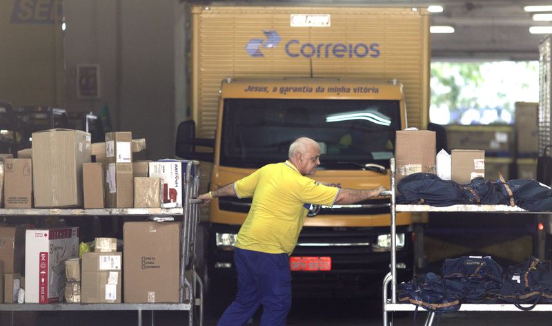 © Reuters. Funcionário trabalha na sede dos Correios no Rio de Janeiro