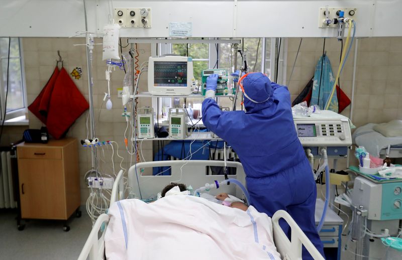 &copy; Reuters. Patients suffering from the coronavirus disease (COVID-19) in Slany Hospital