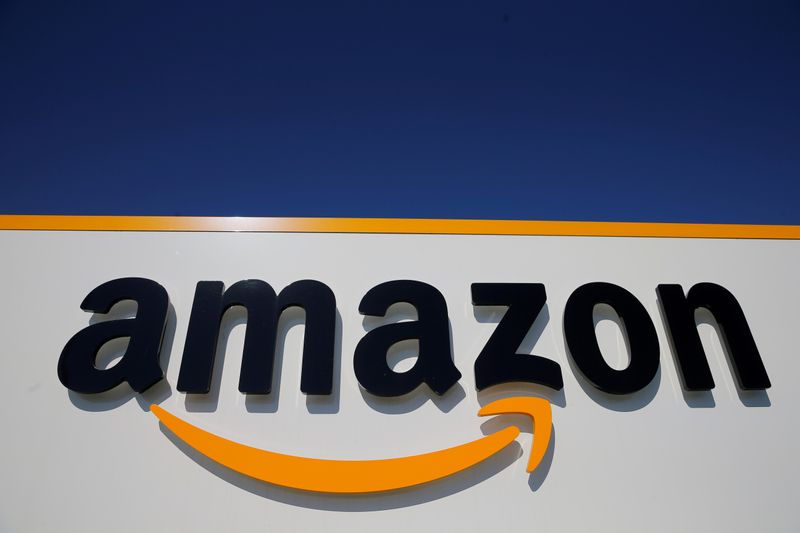 © Reuters. FILE PHOTO: Amazon logistics center in Lauwin-Planque