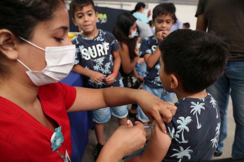 &copy; Reuters. 子どものコロナワクチン接種、当初は推奨しない可能性＝米ＣＤＣ
