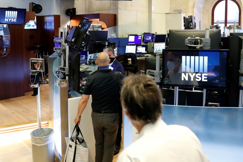 © Reuters. New York Stock Exchange opens during COVID-19