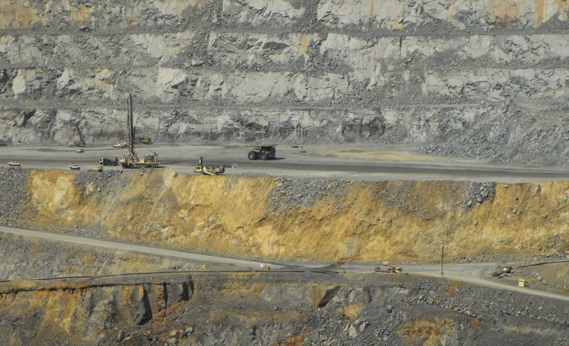 © Reuters. Área de mineração de ouro na ilha de Sumbawa, Indonésia