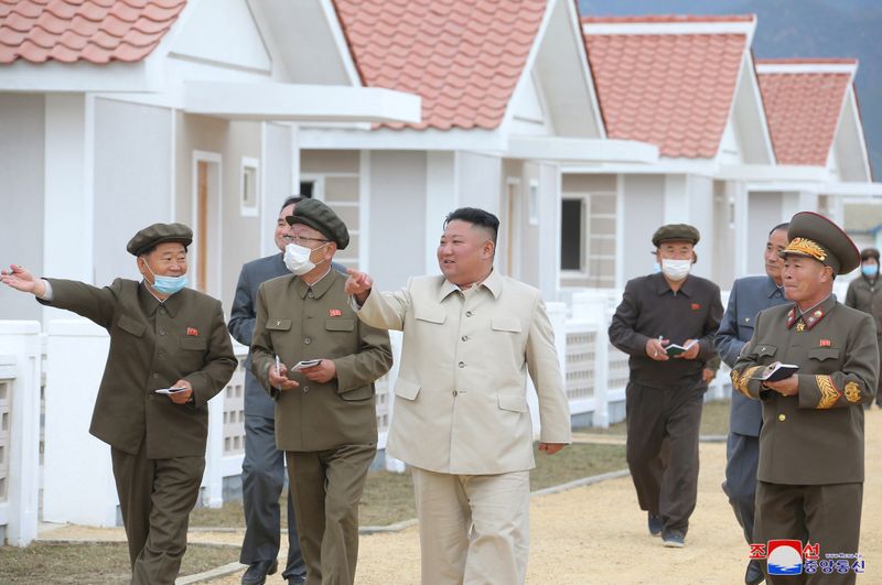 &copy; Reuters. 北朝鮮の金委員長、被災地の住宅建設現場を訪問＝ＫＣＮＡ