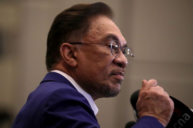 &copy; Reuters. FILE PHOTO: Malaysia opposition leader Anwar Ibrahim speaks during a news conference in Kuala Lumpur