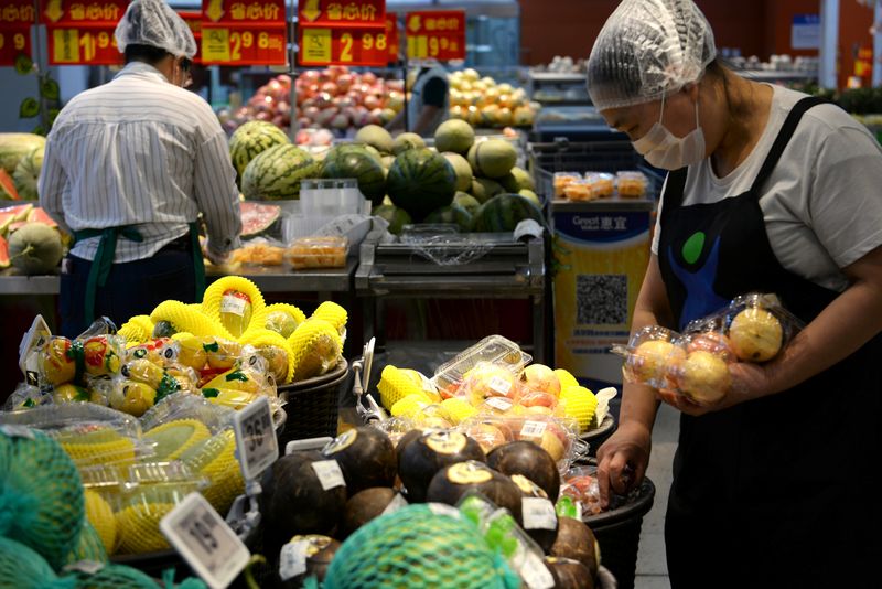 &copy; Reuters. Staff sort fruits at a Walmart in Beijing