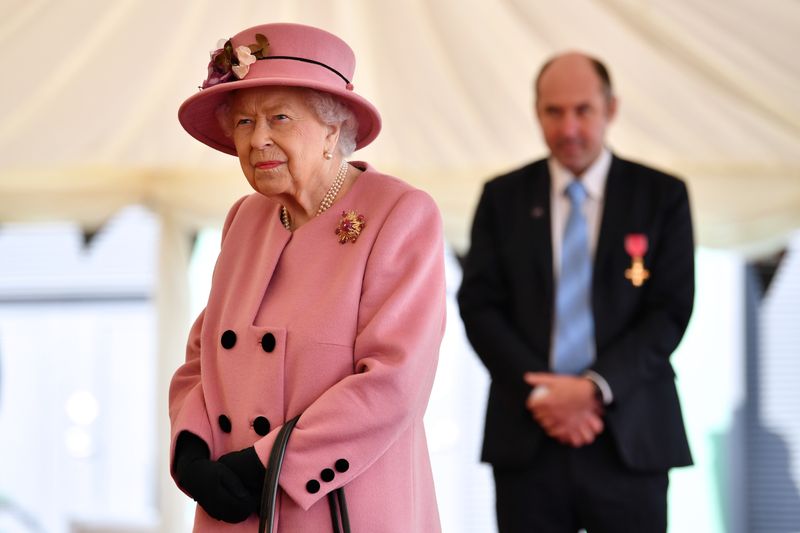 © Reuters. Britain's Queen Elizabeth visits Dstl near Salisbury