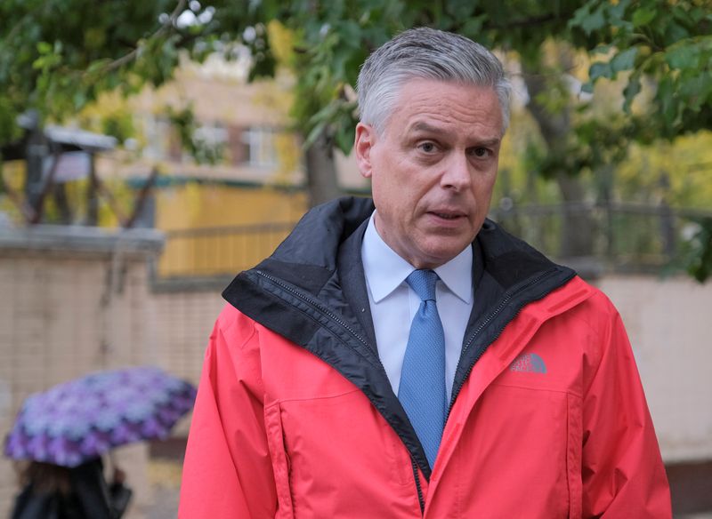 &copy; Reuters. U.S. ambassador to Russia Huntsman speaks outside Lefortovo prison after visiting former U.S. Marine Whelan, who was detained and accused of espionage, in Moscow
