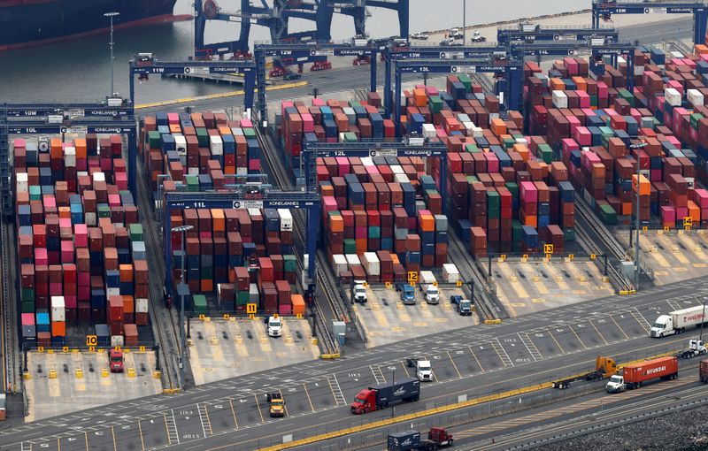 &copy; Reuters. FOTO DE ARCHIVO. Cientos de contenedores de transporte se ven apilados en un muelle en el Puerto de Nueva York y Nueva Jersey en Elizabeth, Nueva Jersey, EEUU