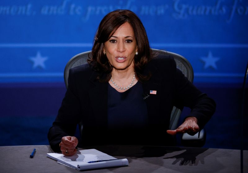 &copy; Reuters. Democratic vice presidential nominee Senator Kamala Harris and U.S. Vice President Mike Pence participate in their 2020 vice presidential campaign debate in Salt Lake City