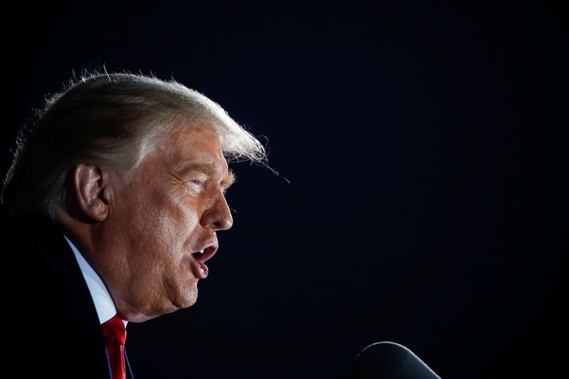 © Reuters. U.S. President Trump holds campaign rally in Des Moines