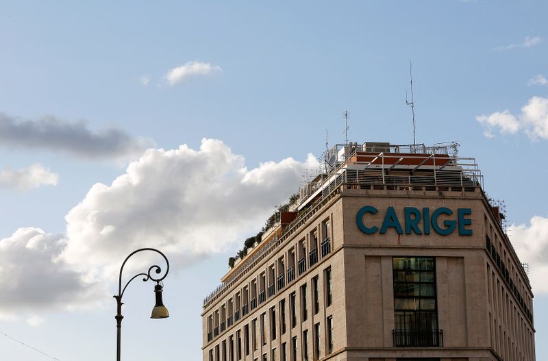 &copy; Reuters. Il logo Banca Carige presso la sede centrale a Roma