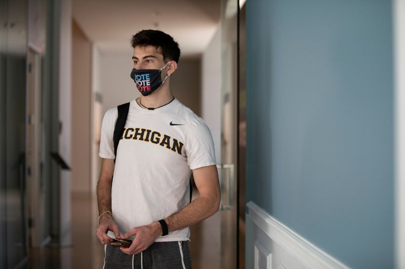 &copy; Reuters. FILE PHOTO: Early voting begins in Michigan