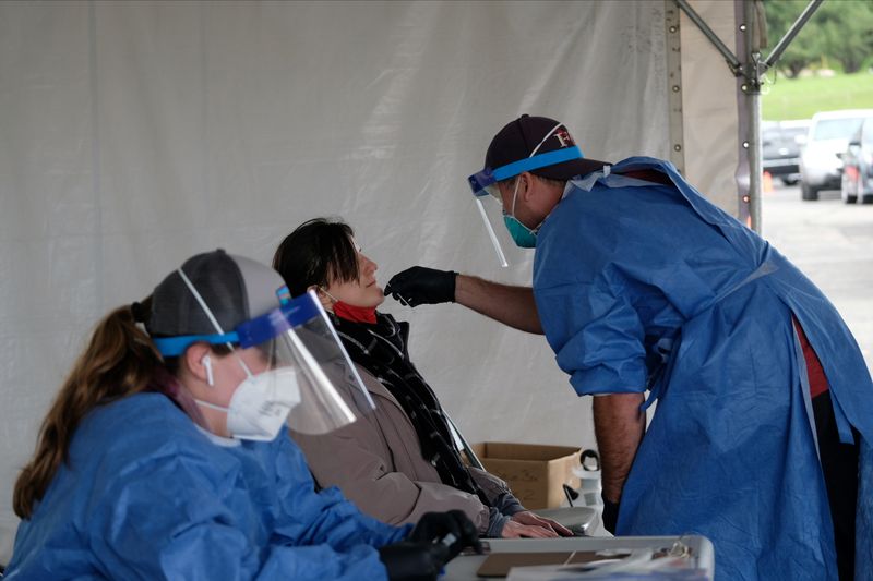 &copy; Reuters. People line up to get COVID-19 tests in Milwaukee