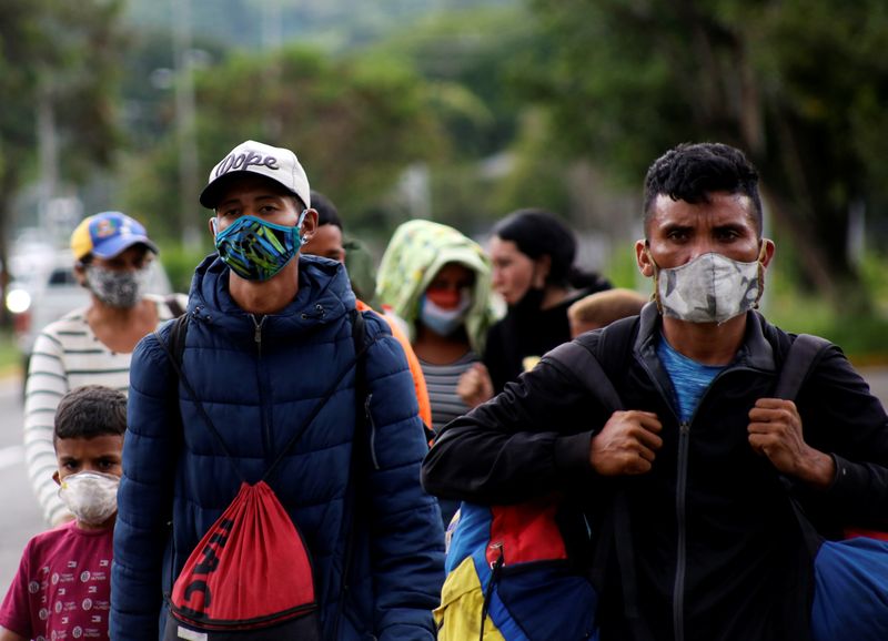 © Reuters. Venezuelan migrants walk towards the border between Venezuela and Colombia during the coronavirus disease (COVID-19) outbreak, in San Cristobal