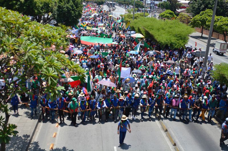 © Reuters. Indígenas colombianos participam de marcha rumo a Bogotá