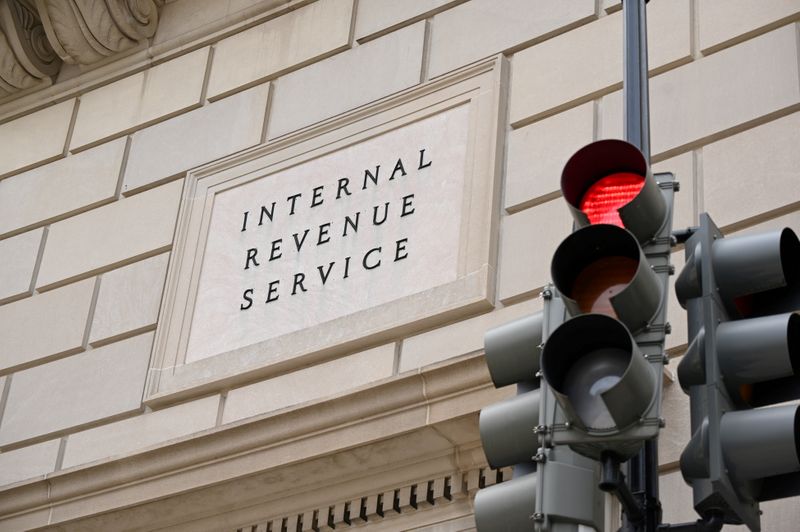 © Reuters. FILE PHOTO: The Internal Revenue Service building is seen in Washington