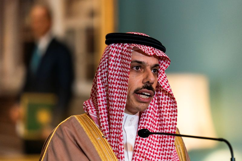 © Reuters. وزير سعودي يشدد على أهمية عودة إسرائيل والفلسطينيين للمفاوضات