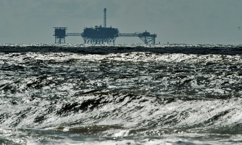 &copy; Reuters. FILE PHOTO: FILE PHOTO: An oil and gas drilling platform stands offshore near Dauphin Island, Alabama