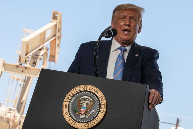 © Reuters. FILE PHOTO: U.S. President Trump visits the Double Eagle Energy Oil Rig in Midland, Texas