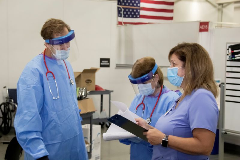 © Reuters. FILE PHOTO: Medical personnel work inside a field hospital known as an Alternate Care Facility at the state fair ground as cases of coronavirus disease (COVID-19) cases spike in the state near Milwaukee, Wisconsin