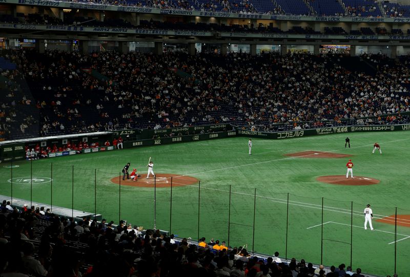 © Reuters. Nippon Professional Baseball Game between Yomiuri Giants and Hiroshima Carp in Tokyo