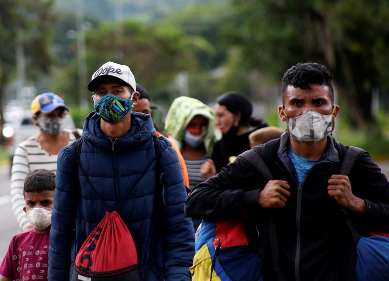 &copy; Reuters. IMAGEN DE ARCHIVO. Migrantes venezolanos caminan hacia la frontera con Colombia, en medio del brote de coronavirus, en San Cristóbal, Venezuela