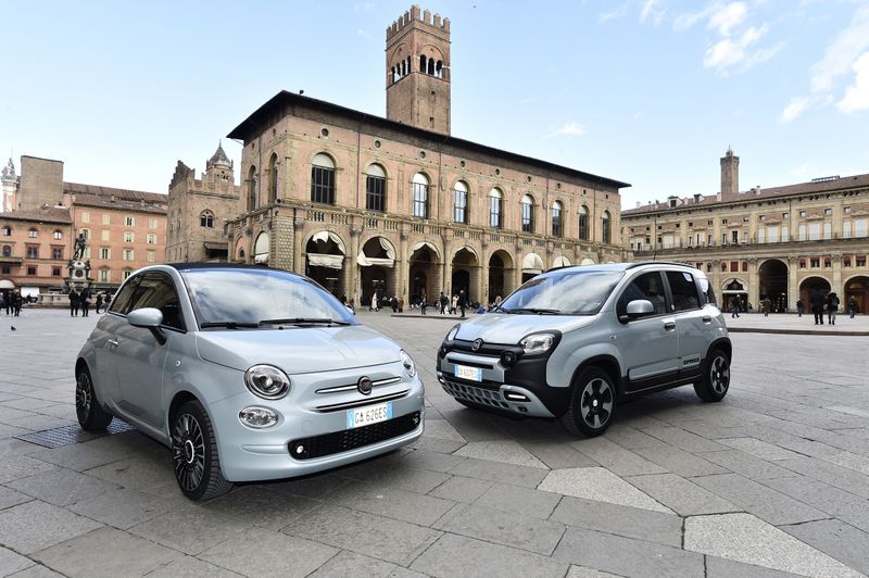 &copy; Reuters. Modelli di Fiat Panda e 500 ibride in piazza Maggiore a Bologna