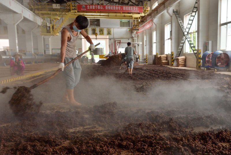 &copy; Reuters. Employees work on a production line for Chinese liquor Baijiu at a brewery in Xishui