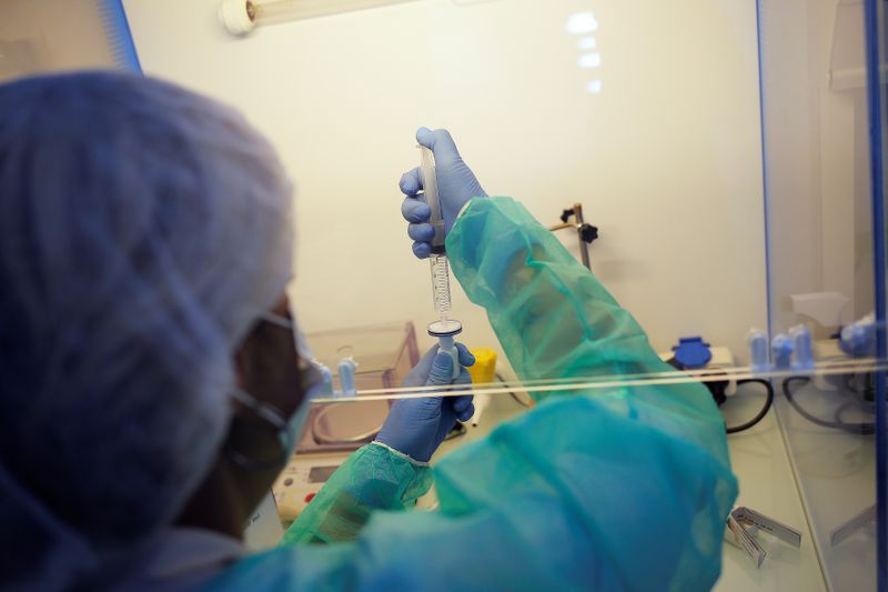 &copy; Reuters. FOTO DE ARCHIVO. Una investigadora trabaja en un laboratorio en Málaga, en el sur de España. REUTERS/Jon Nazca