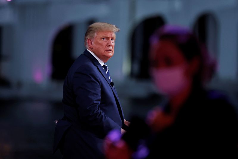 &copy; Reuters. FOTO DE ARCHIVO: El presidente de los Estados Unidos Donald Trump durante una pausa comercial en un debate en vivo en la cadena NBC News con un grupo de votantes de Florida en Miami, Florida, EEUU