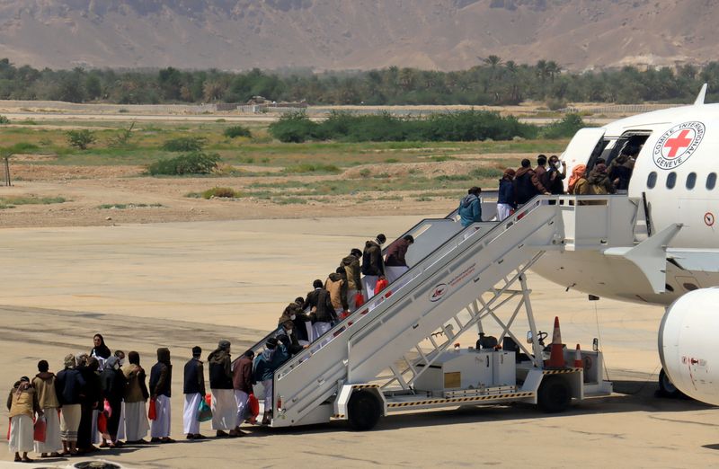 © Reuters. Houthi prisoners board a plane before heading to Sanaa airport after being released by the Saudi-led coalition in a prisoner swap, at Sayoun airport