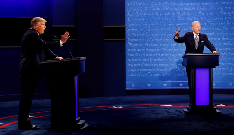 &copy; Reuters. FILE PHOTO: U.S. President Donald Trump and Democratic presidential nominee Joe Biden participate in their first 2020 presidential campaign debate in Cleveland