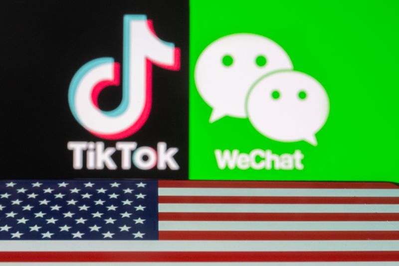 &copy; Reuters. IMAGEN ILUSTRATIVA: Una bandera estadounidense en un teléfono móvil frente a los logotipos de TikTok y WeChat