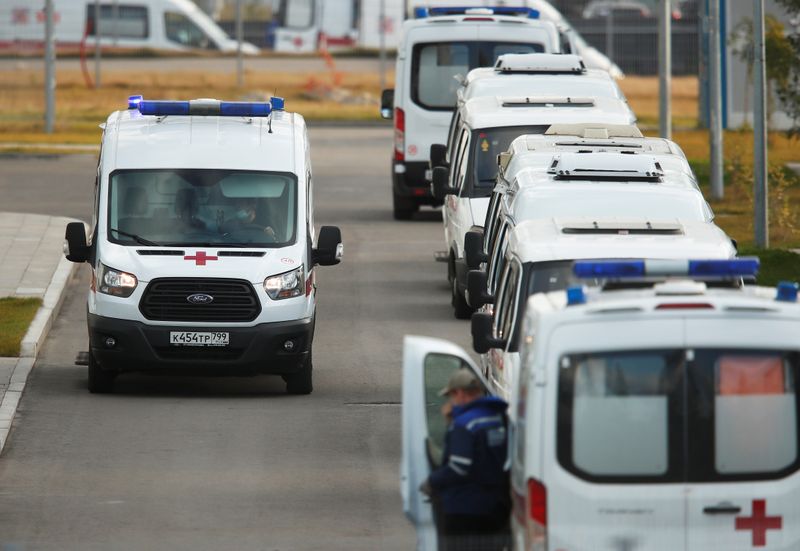 &copy; Reuters. Ambulances are seen outside a hospital for patients infected with coronavirus disease in Moscow