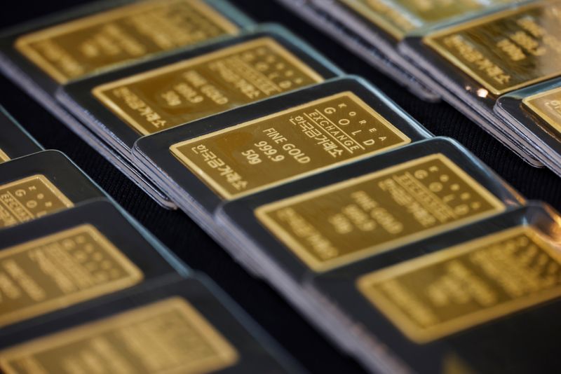 © Reuters. Gold bars are pictured on display at Korea Gold Exchange in Seoul