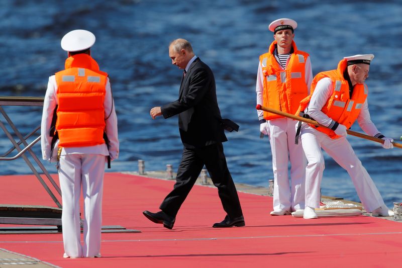 &copy; Reuters. Russia&apos;s President Putin attends the Navy Day parade in Saint Petersburg