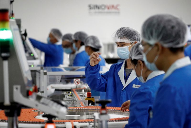 &copy; Reuters. FOTO DE ARCHIVO: Trabajadores de la fábrica de empaque de la farmacéutica china Sinovac Biotech, en Pekín