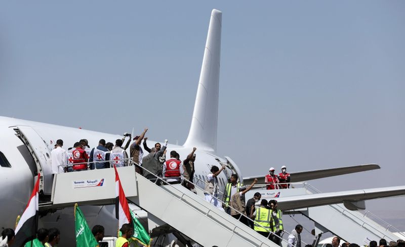 © Reuters. طرفا الحرب اليمنية يتبادلان السجناء لليوم الثاني