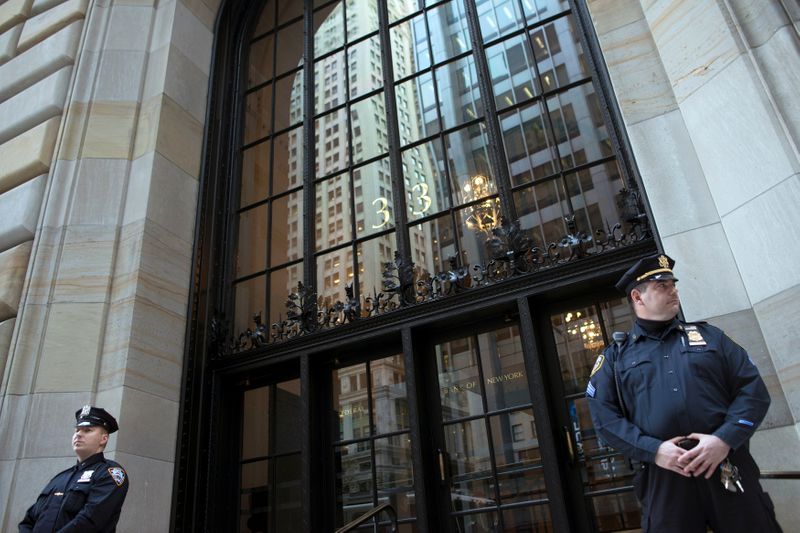 © Reuters. Federal Reserve and New York City Police officers stand guard in front of the New York Federal Reserve Building