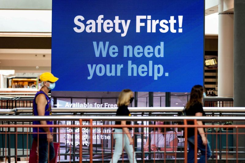 &copy; Reuters. Imagen de archivo de gente visitando el centro comercial Destiny USA durante la reapertura en Syracuse