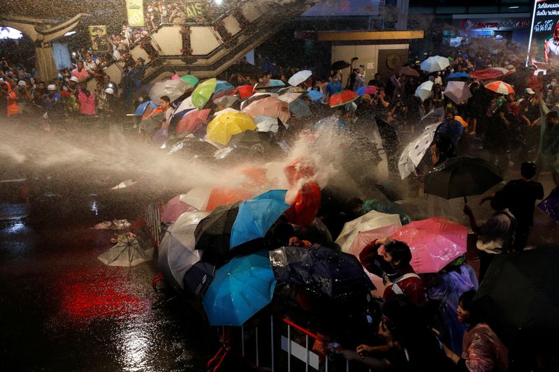 © Reuters. Manifestantes tailandeses são atingidos por canhões de água durante protesto contra governo