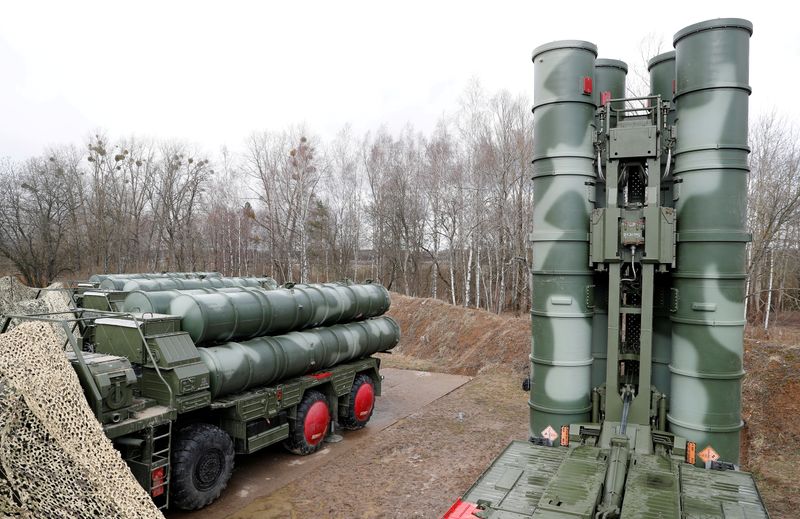 &copy; Reuters. FOTO DE ARCHIVO: Un nuevo sistema de misiles tierra-aire S-400 &quot;Triumph&quot; en una base militar en las afueras de la ciudad de Gvardeysk, cerca de Kaliningrado, Rusia, el 11 de marzo de 2019