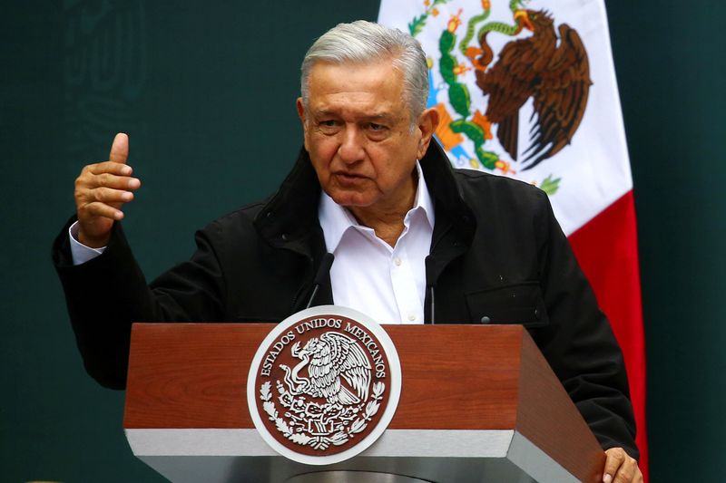 © Reuters. FILE PHOTO: Delivery of an investigation report marking the 6th anniversary of the disappearance of the 43 students of the Ayotzinapa Teacher Training College, in Mexico City