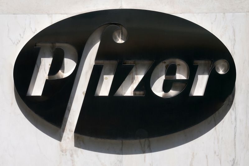 &copy; Reuters. Il logo Pfizer presso la sede centrale del gruppo a New York