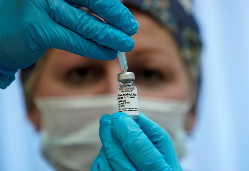 &copy; Reuters. FILE PHOTO: A nurse prepares Russia&apos;s &quot;Sputnik-V&quot; vaccine against the coronavirus disease (COVID-19) for inoculation in a post-registration trials stage at a clinic in Moscow