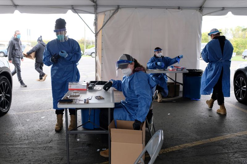 &copy; Reuters. FILE PHOTO: People line up to get COVID-19 tests in Milwaukee