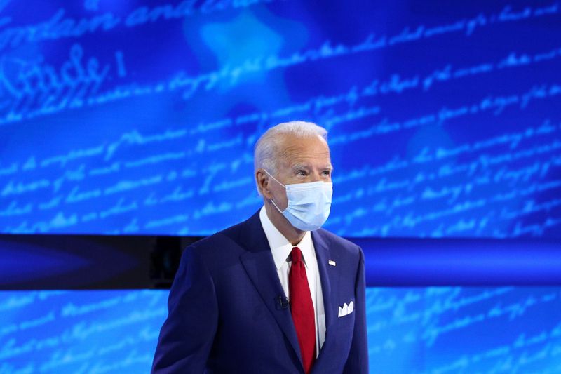 © Reuters. El candidato demócrata a la presidencia de Estados Unidos, Joe Biden, se acerca a su asiento antes del evento ABC Town Hall en el National Constitution Center de Filadelfia