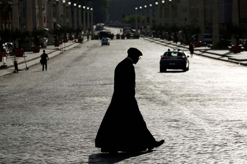 &copy; Reuters. FILE PHOTO: First weekly general audience led by Pope Francis since COVID-19